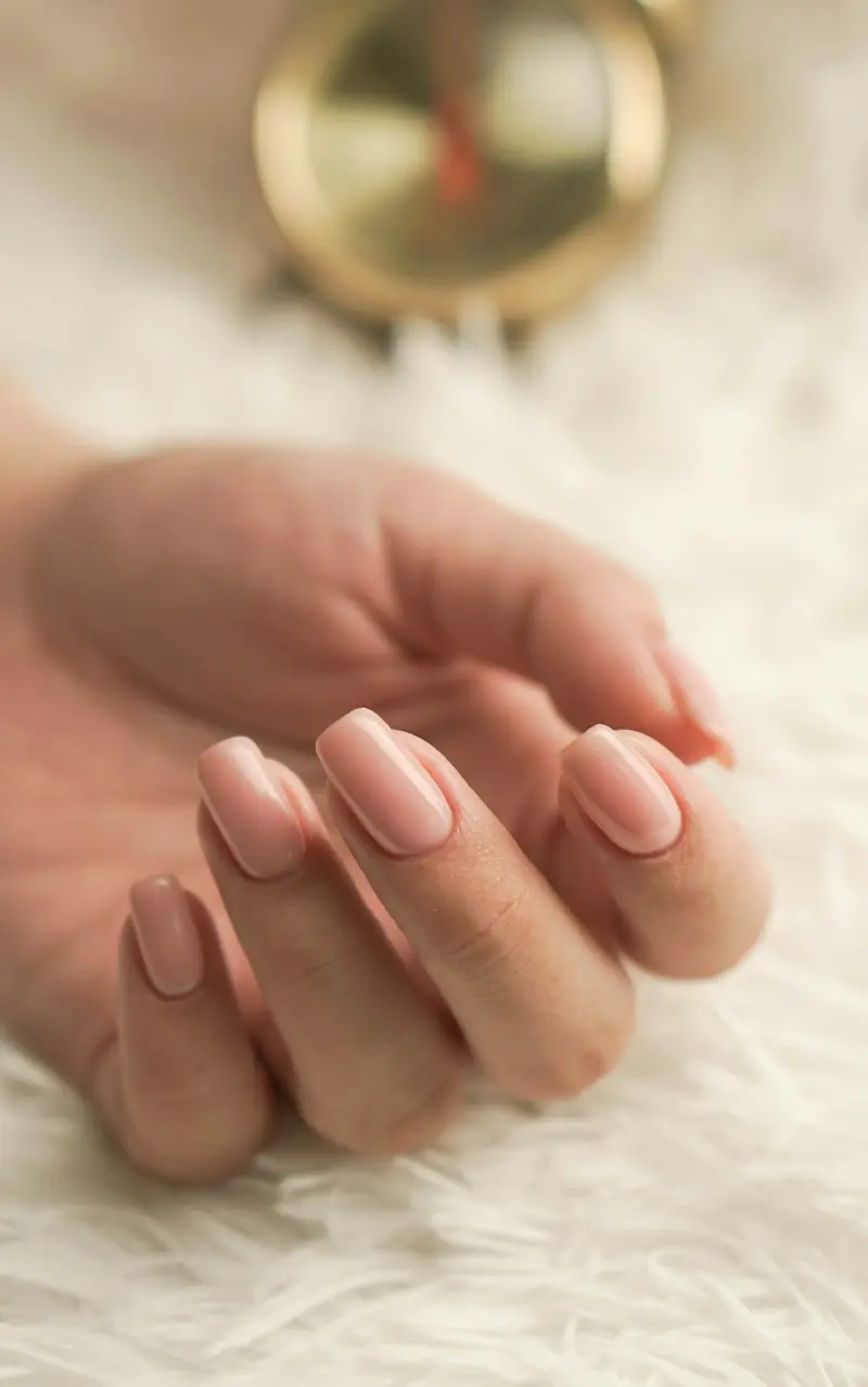 Ongles nude sur fourrure blanche