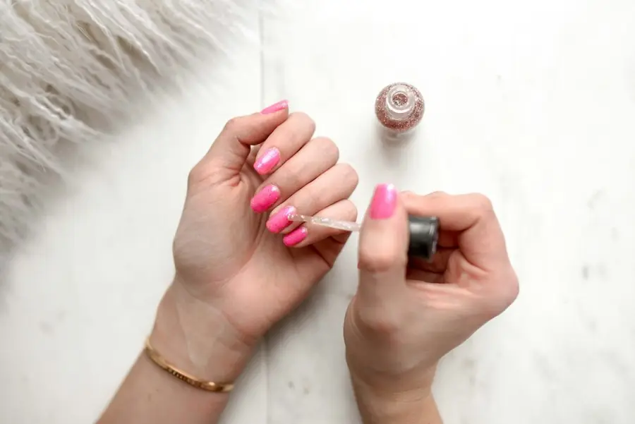 Application de vernis rose